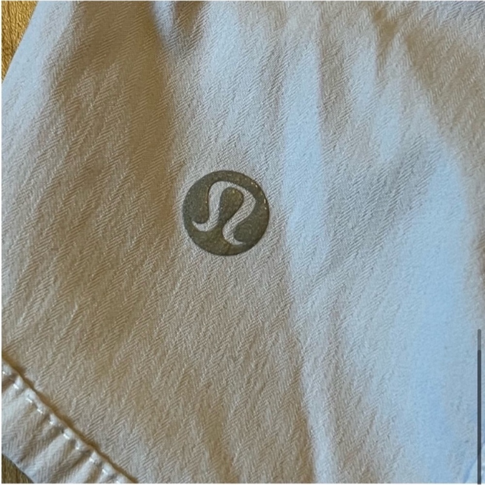 Lululemon Tracker Short V *4" in White size four (4) - Picture 8 of 9